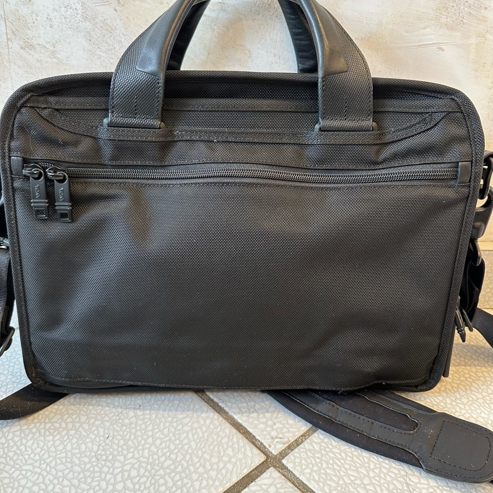 Tumi expandable black organizer laptop briefcase for men or women - Picture 4 of 10